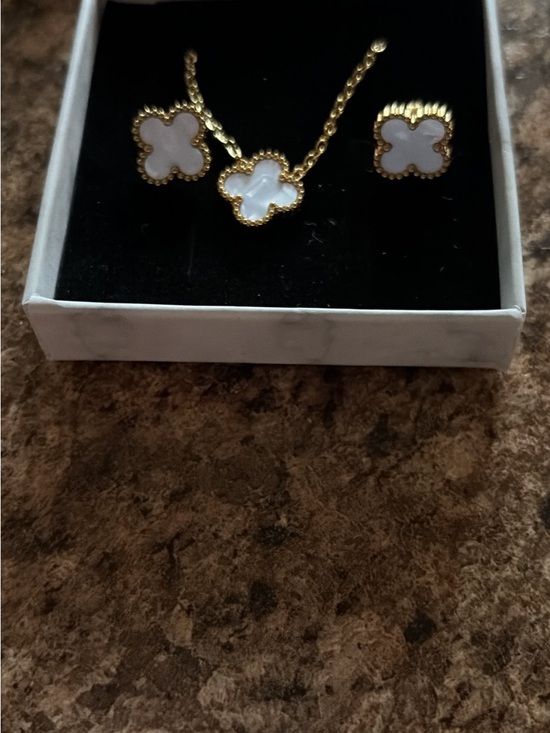 Jewelry - New Clover Pendant Necklace and Stud Earring Set/White Mother-of-Pearl…18k plate